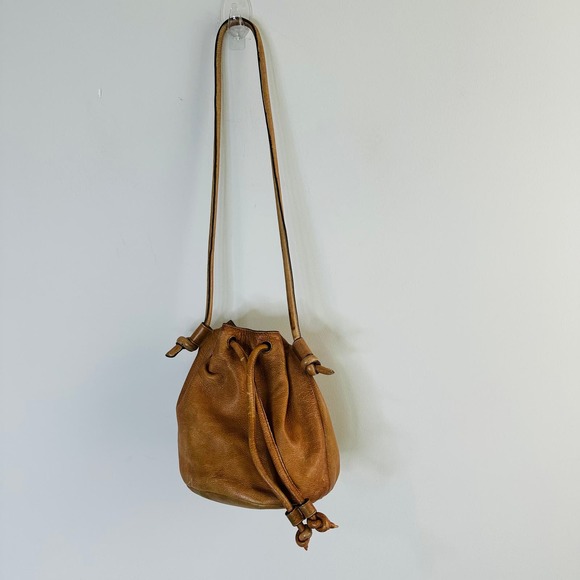 Frye Handbags - Frye Nora Leather Bucket Bag Purse